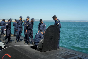 Reclutas en la escotilla de ingreso de un submarino clase Sorpene Firma Armada de Chile