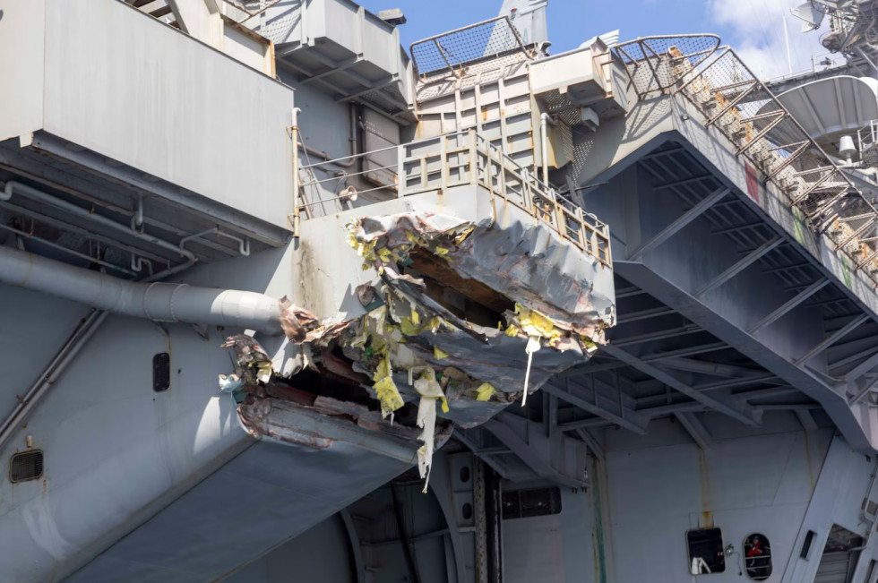 Daños en el portaaviones USS Harry S. Truman tras chocar con un carguero en costas de Egipto. Foto. Sexta Flota US Navy