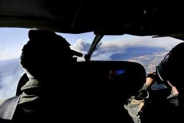 Avión Cessna C208B Grand Caravan de la Bave en un vuelo diurno de monitoreo de incendios forestales en La Araucanía Firma Ejército de Chile