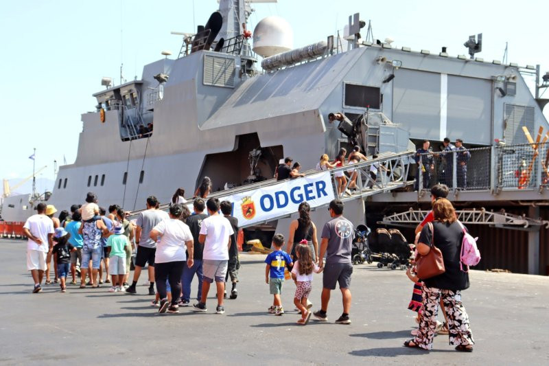 Visitantes en el portalu00f3n del OPV 84 Cabo Odger Firma Armada de Chile