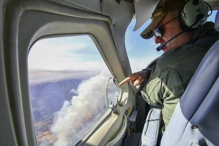 Piloto del C208 Grand Caravan observando desde el aire la zona afectada por los incendios forestales Firma Eju00e9rcito de Chile