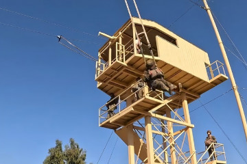 Alumno efectuando procedimiento de salto desde torre Firma Escuela de Paracaidistas y Fuerzas Especiales del Ejército de Chile