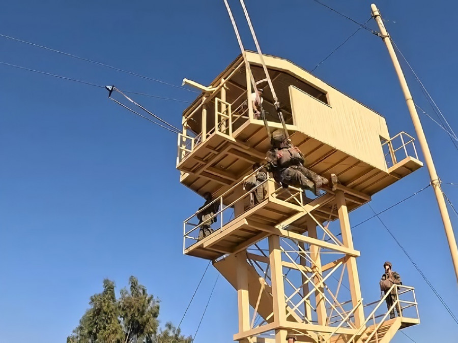 Alumno efectuando procedimiento de salto desde torre Firma Escuela de Paracaidistas y Fuerzas Especiales del Ejército de Chile