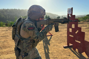 Cadete de tercer año del escalafón de Infantería de Marina en práctica de tiro con el fusil de asalto FN Herstal SCAR L Firma Escuela Naval Arturo Prat de la Armada de Chile