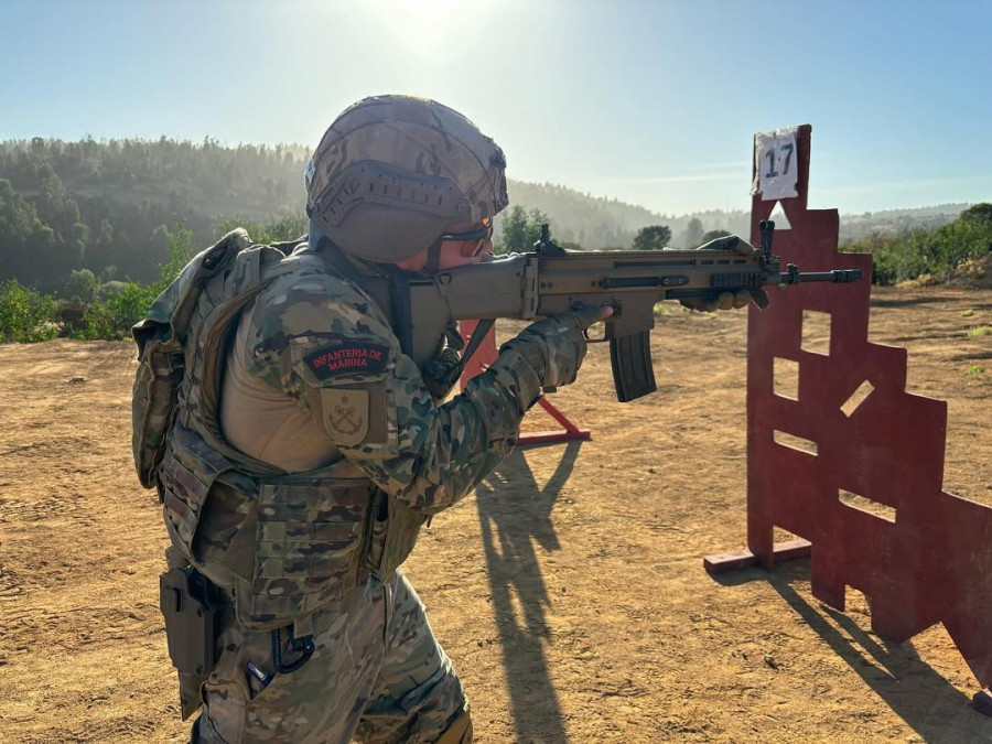 Cadete de tercer año del escalafón de Infantería de Marina en práctica de tiro con el fusil de asalto FN Herstal SCAR L Firma Escuela Naval Arturo Prat de la Armada de Chile