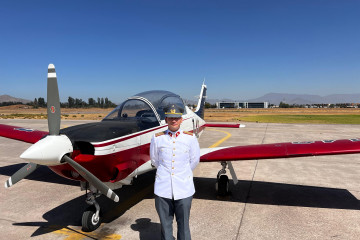 Alférez José Rojas junto a un avión de instrucción Enaer T 35 Pillan en la Escuela de Aviación Capitán Manuel Ávalos Prado Firma Ejército de Chile