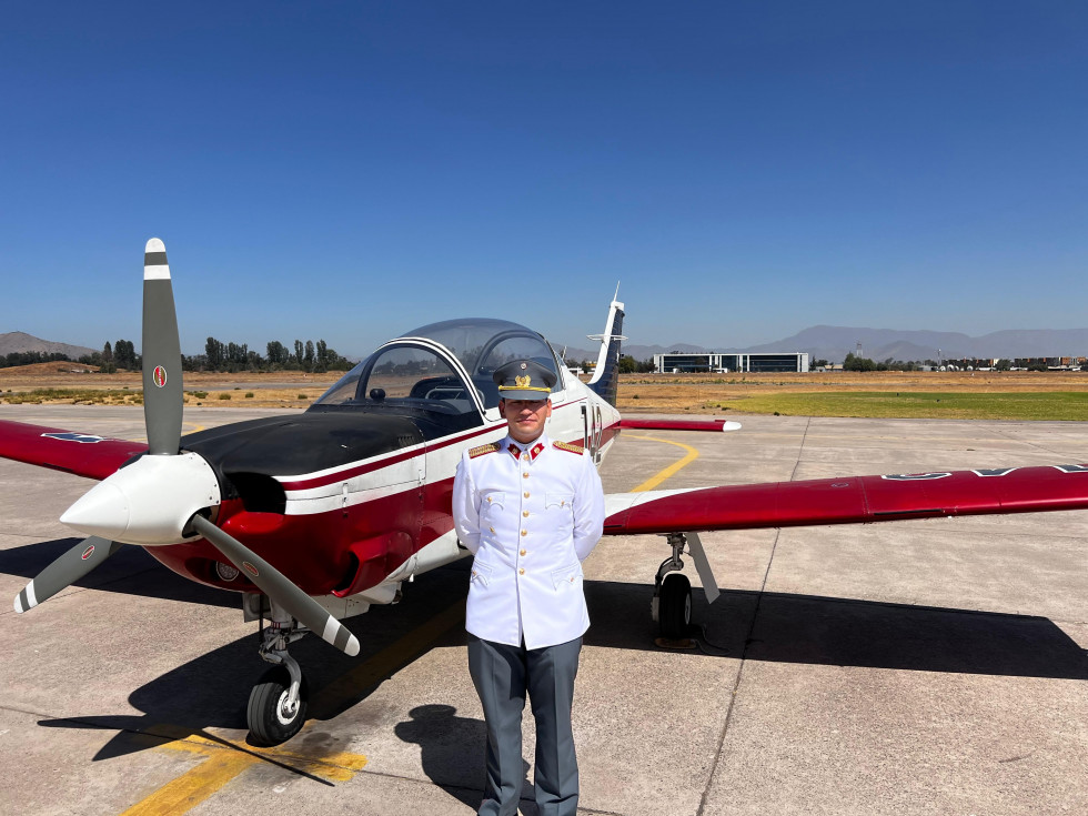 Alférez José Rojas junto a un avión de instrucción Enaer T 35 Pillan en la Escuela de Aviación Capitán Manuel Ávalos Prado Firma Ejército de Chile