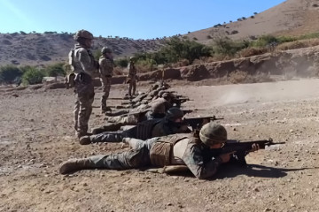 Alumnos del CASTP en instrucción de tiro con el fusil de asalto IWI Galil ACE 22 N C Firma Escuela de Infantería del Ejército de Chile