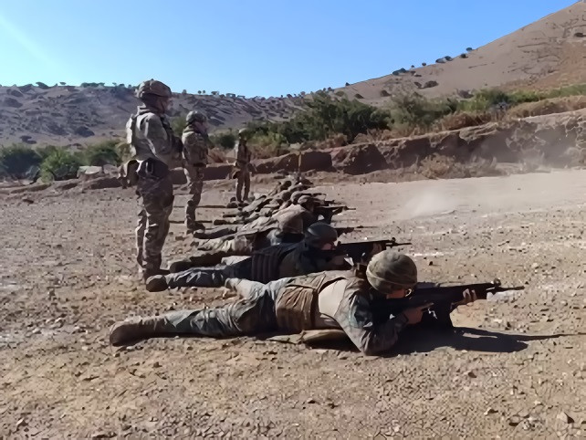 Alumnos del CASTP en instrucción de tiro con el fusil de asalto IWI Galil ACE 22 N C Firma Escuela de Infantería del Ejército de Chile