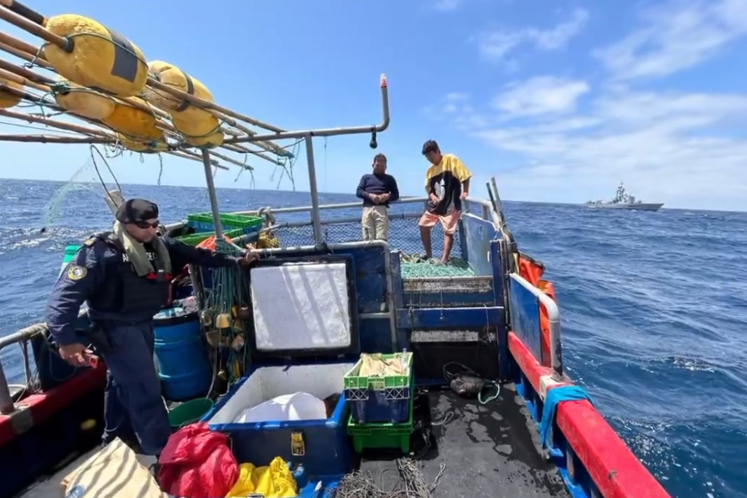 Tripulante de la LAM 34 Angamos en faena de inspecciona de la embarcación pesquera extranjera Firma Armada de Chile