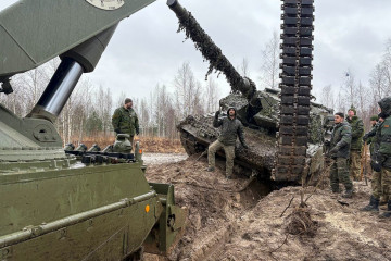 Carro Leopardo 2E atascado en Letonia