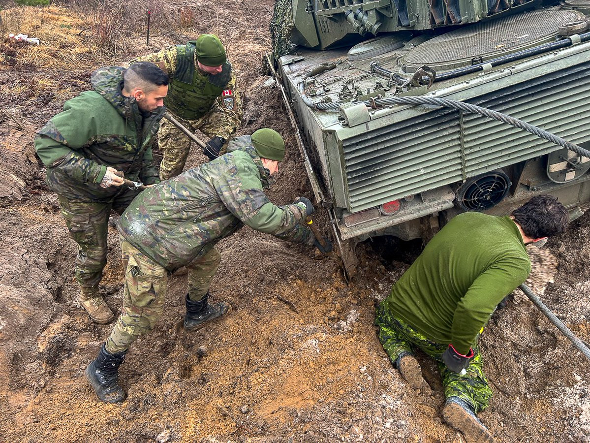 Carro Leopardo 2E atascado en Letonia III