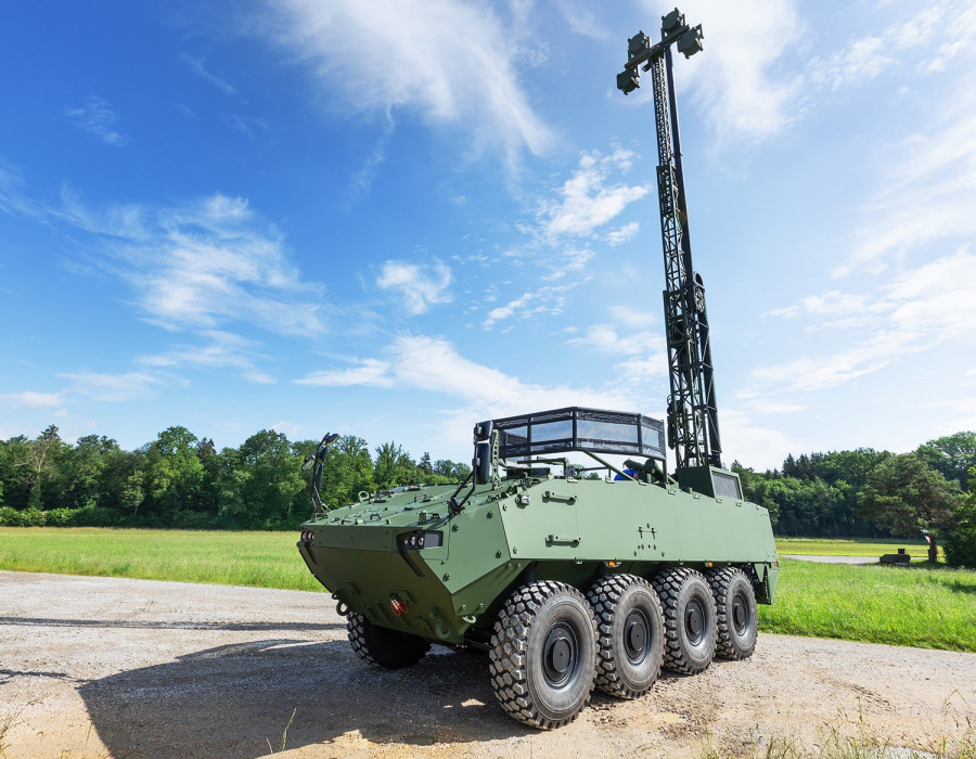 Blindado Piranha 5 dotado de mástil para el programa de red de telecomunicaciones Tawan de Alemania. Foto. GDELS