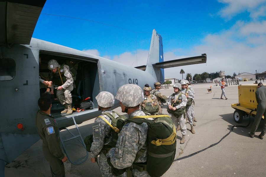 Los cadetes de tercer año abordan el avión DHC 6 Twin Otter desde el que realizaron su primer salto de paracaidista militar Firma Escuela de Aviación de la Fuerza Aérea de Chile