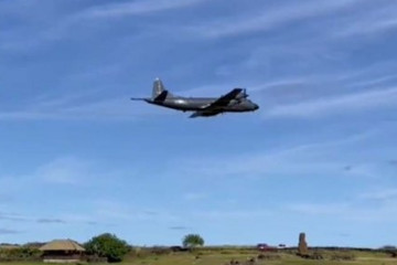 Avión de exploración aeromarítima y lucha antisubmarina P 3ACh Orion sobrevolando Isla de Pascua Firma Armada de Chile