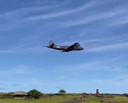 Avión de exploración aeromarítima y lucha antisubmarina P 3ACh Orion sobrevolando Isla de Pascua Firma Armada de Chile