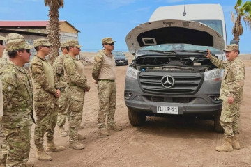 Personal del Ejército de Chile en la capacitación teórica y de conducción de los minibuses Mercedes Benz Sprinter 419 CDI 4X4 Firma Jefatura de Área Fronteriza Arica y Parinacota