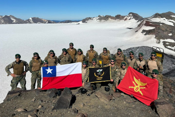 Integrantes del Destacamento de Montaña N°8 Tucapel que ascendieron la cumbre del volcán Sollipulli Firma Ejército de Chile 002