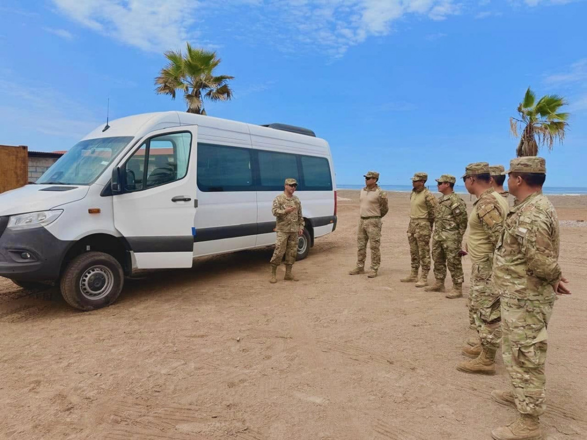 Personal del Eju00e9rcito de Chile en la capacitaciu00f3n teu00f3rica y de conducciu00f3n de los minibuses Mercedes Benz Sprinter 419 CDI 4X4 Firma Jefatura de u00c1rea Fronteriza Arica y Parinacota 002