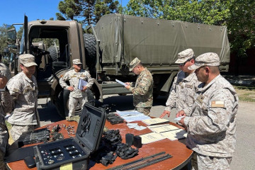 Personal de la Compañía de Telecomunicaciones N°3 Curicó inspeccionando equipo en una unidad de la II División Motorizada Firma Comando de Educación y Doctrina del Ejército de Chile