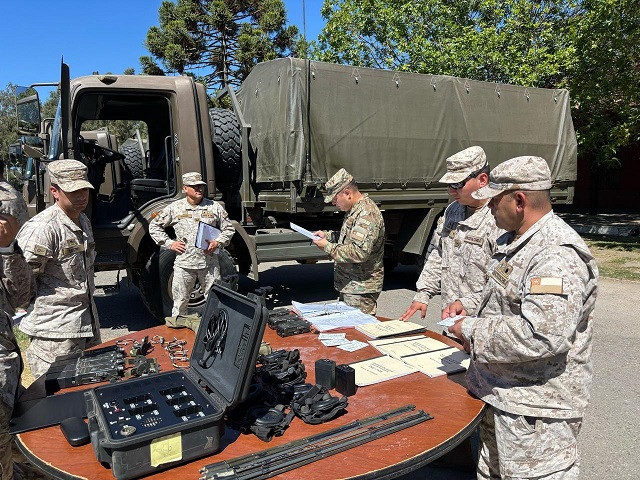 Personal de la Compañía de Telecomunicaciones N°3 Curicó inspeccionando equipo en una unidad de la II División Motorizada Firma Comando de Educación y Doctrina del Ejército de Chile