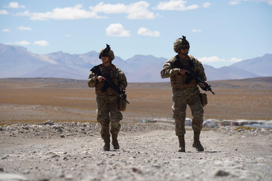 Personal realizando labores de vigilancia en la Macrozona Norte Firma Ejército de Chile