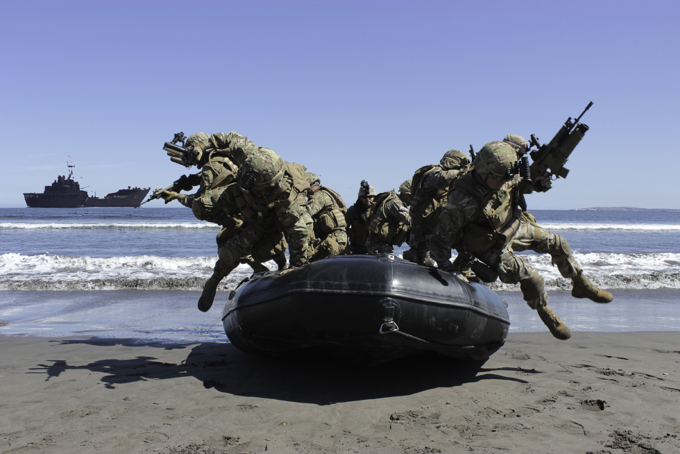 Infantes de Marina desembarcando de un bote de goma Pumar MI585 Asalto Firma Armada de Chile