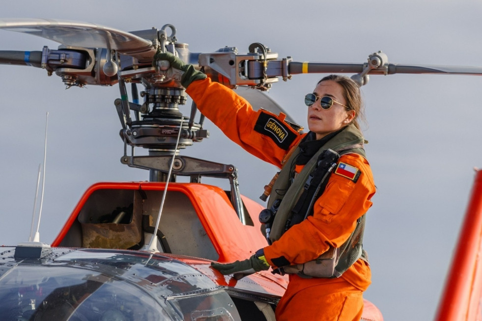 Teniente 2° Carolina Galleguillos inspecciona su helicóptero Airbus BO 105 Bolkow embarcado en el rompehielos AGB 46 Almirante VielFirma Armada de Chile