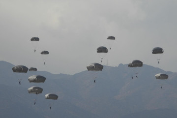 Los alumnos en su último salto diurno de paracaidismo básico militar Firma Escuela de Paracaidistas y Fuerzas Especiales del Ejército de Chile