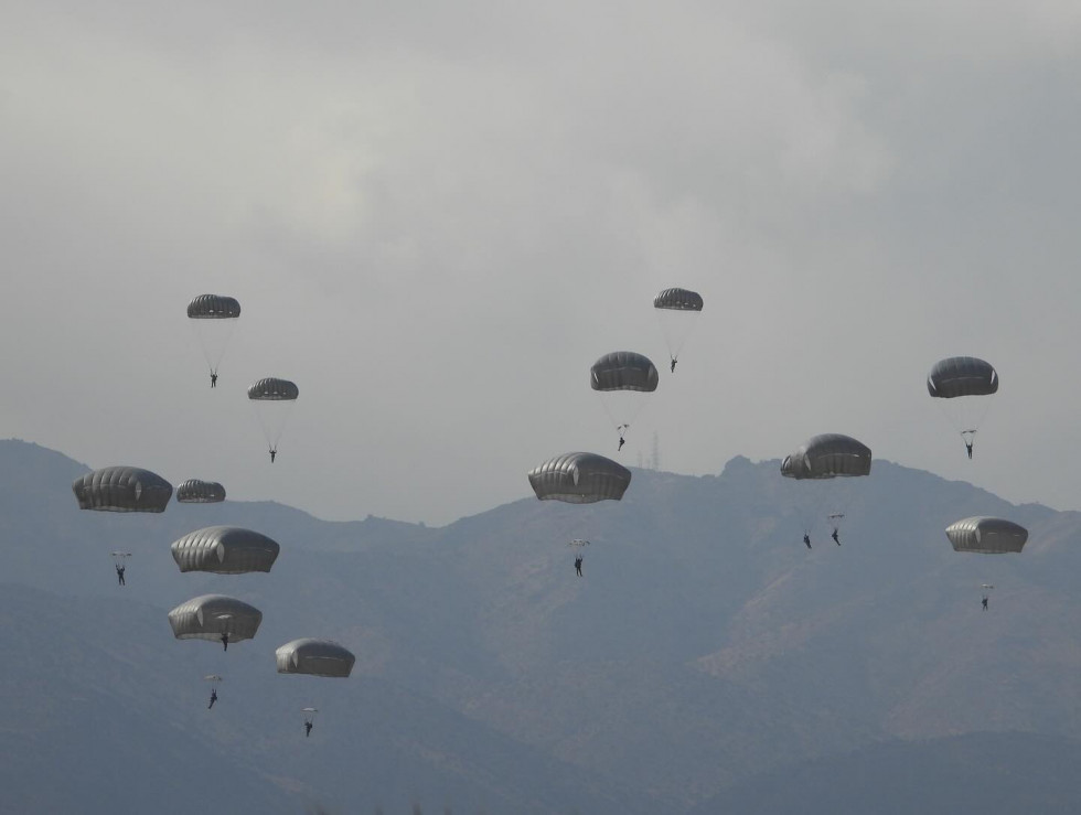 Los alumnos en su último salto diurno de paracaidismo básico militar Firma Escuela de Paracaidistas y Fuerzas Especiales del Ejército de Chile