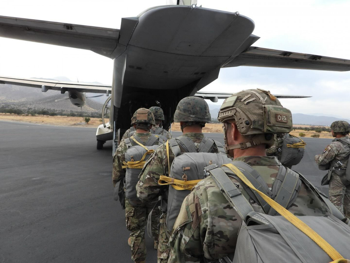 Los alumnos abordando un avión de transporte Airbus Defence and Space CN 235 100M de la Brigada de Aviación en el aeródromo de Peldehue Firma Escuela de Paracaidistas y Fuerzas Especiales del Ejér