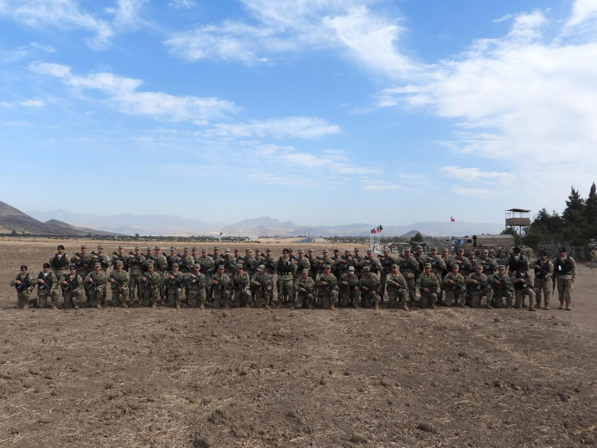 Los nuevos paracaidistas básicos militar que completaron el curso de tres semanas en Peldehue Firma Escuela de Paracaidistas y Fuerzas Especiales del Ejército de Chile