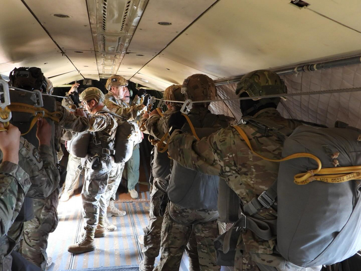 Los alumnos listos para efectuar el salto con lu00ednea estu00e1tica desde un CN 235 100M de la Brigada de Aviaciu00f3n Eju00e9rcito Firma Escuela de Paracaidistas y Fuerzas Especiales del Eju00e9rcito de Chile