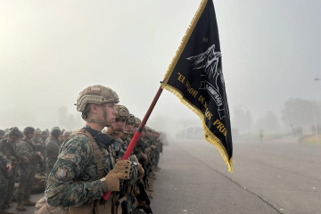 Alumnos del Batallón de las Armas con su equipo de combate en las instalaciones de Rinconada de Maipú Firma Escuela de Suboficiales del Ejército de Chile