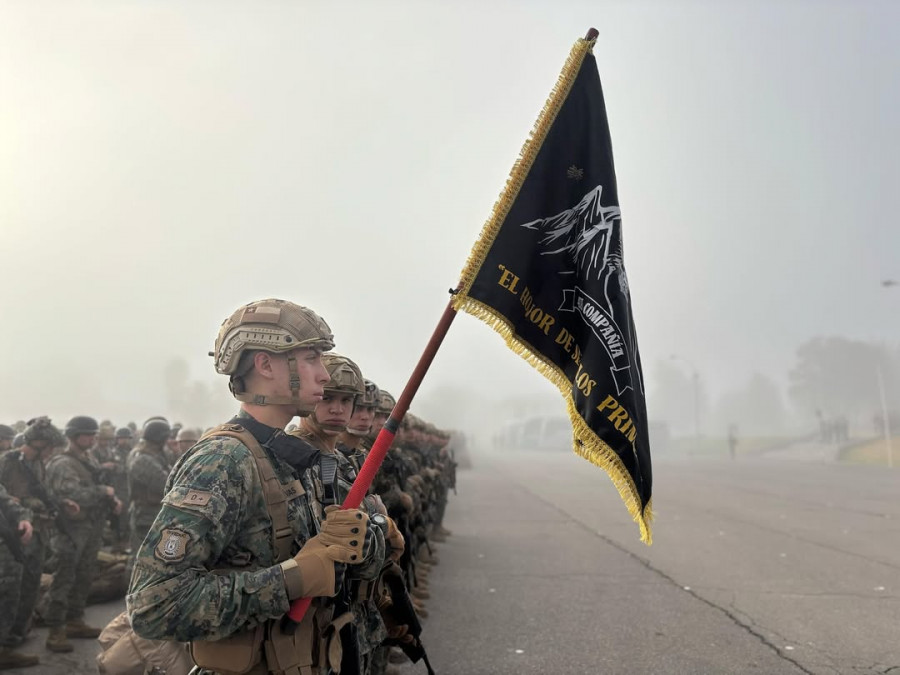 Alumnos del Batallón de las Armas con su equipo de combate en las instalaciones de Rinconada de Maipú Firma Escuela de Suboficiales del Ejército de Chile