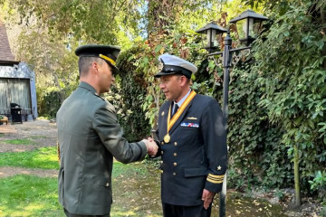 El capitán de corbeta Carlos Elgueta recibe el reconocimiento de manos del teniente coronel IM Jong Ick Park Firma Armada de Chile 002