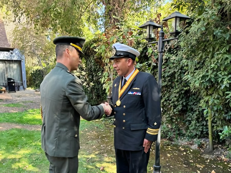 El capitán de corbeta Carlos Elgueta recibe el reconocimiento de manos del teniente coronel IM Jong Ick Park Firma Armada de Chile 002