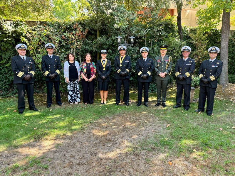 Ceremonia de entrega de condecoraciu00f3n a oficiales navales en la residencia del agregado de Defensa de Corea del Sur Firma Armada de Chile