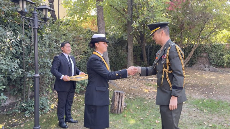 Entrega de reconocimiento a la guardiamarina Fernanda Valenzuela Firma Armada de Chile