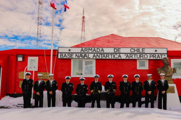 Dotación de la base naval antártica Capitán Arturo Prat junto al capitán de navío Juan Pablo Henríquez en la reinauguración del Museo Antártico Comodoro Federico Guesalaga Toro Firma Armada de