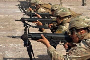 Los efectivos en certificación de tiro de fusil IWI Galil ACE 22 N C Firma Brigada Motorizada N°4 Rancagua del Ejército de Chile