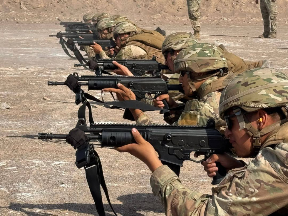 Los efectivos en certificación de tiro de fusil IWI Galil ACE 22 N C Firma Brigada Motorizada N°4 Rancagua del Ejército de Chile