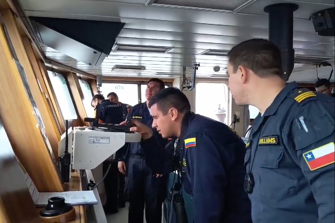 Alumnos del curso avanzado de oficial de Guardia de Puente en el OPV 82 Comandante Toro Firma Armada de Chile