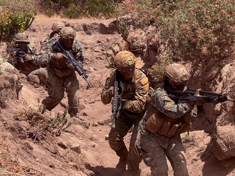 Alumnos de la Escuela Militar en el período de instrucción inicial en Pichicuy Firma Ejército de Chile