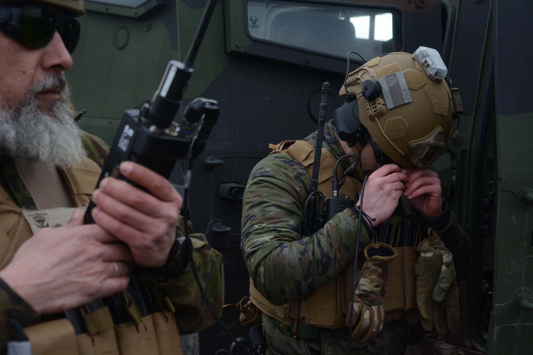 JTAC observando por la camara de la aeronave