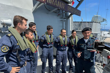 Cadetes a bordo de la fragata multipropósito clase M FF 18 Almirante Riveros Firma Escuela Naval de la Armada de Chile