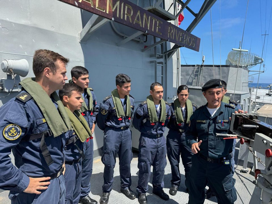 Cadetes a bordo de la fragata multipropósito clase M FF 18 Almirante Riveros Firma Escuela Naval de la Armada de Chile