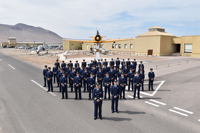 Integrantes del Grupo de Aviaciu00f3n Nu00b0 1 en la ceremonia del 99u00b0 aniversario de la unidad Firma FACh