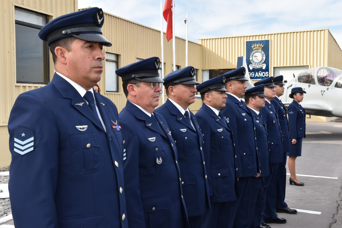 Suboficiales del Grupo de Aviaciu00f3n Nu00b0 1 en la ceremonia de aniversario de la unidad Firma FACh