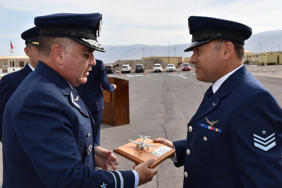 El general de brigada au00e9rea Nelson Pardo entrega un reconocimiento a un integrante del Grupo de Aviaciu00f3n Nu00b0 1  Firma FACh